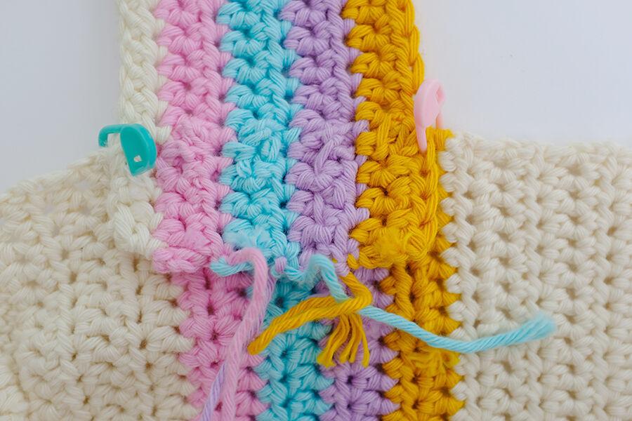 Crochet beach bag with the handles unattached