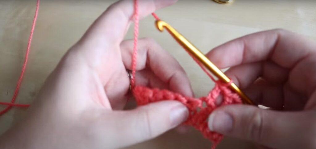 An image showing how Sarah-Jayne holds her yarn while crocheting.