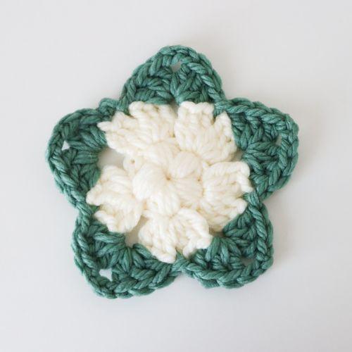 Learn how to crochet a daisy bookmark pattern craft - Twinkl