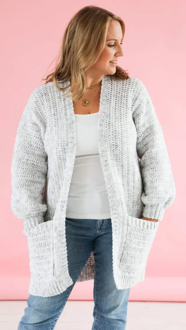 Comment ‘nova’ for the links.

Make this super easy cardigan for you and your mini! 😍 this is a super simple construction, made in one piece! You can find it in my blog for FREE, plus you can view in US or UK terms!

Follow and comment NOVA!